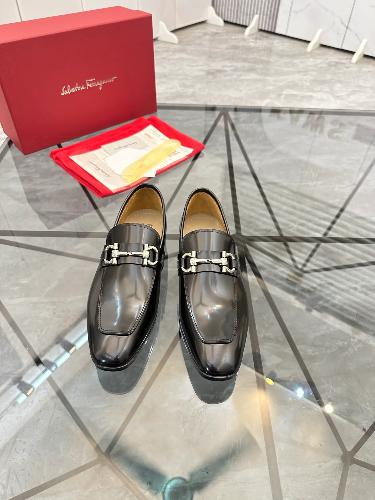Men's shoes: 💰P640¥ High-end quality Product trademark: Ferragamo* "Ferragamo*" leather shoes Regular size: 38-44 (can be customized to 45.46.) Product materials: imported first-layer cowhide leather upper, cowhide lining, original outsole. Number: 688